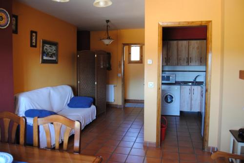 里奥帕尔埃尔阿拉卡乡村旅馆的带沙发的客厅和厨房