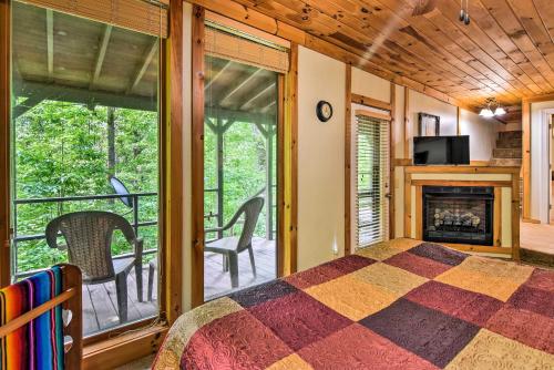 罗宾斯维尔Robbinsville Cabin with Deck 3 Mi to Fontana Lake!的一间卧室配有一张床和一个壁炉