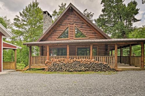 林维尔Superb Linville Mountain Cabin with Wraparound Decks的小木屋,配有一堆柴火