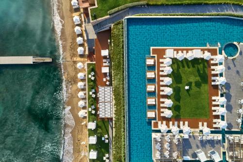 查加基恩Lesante Blu, a member of The Leading Hotels of the World - Adults Only的享有度假村的空中景致,设有游泳池和海滩