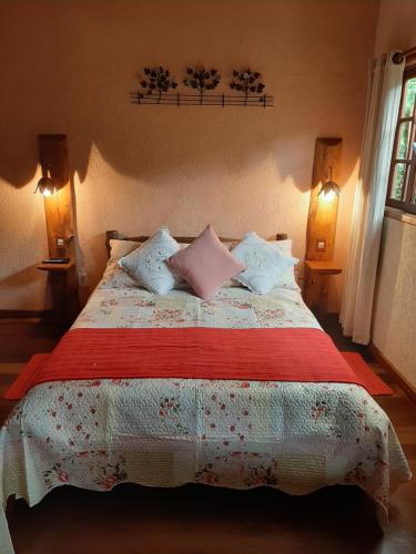维奥康德马奥Chale Raio De Luz的一间卧室配有一张大床和枕头