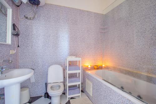 卡萨布兰卡卡萨布兰卡奥斯曼尼恩中心公寓的浴室配有卫生间、浴缸和水槽。