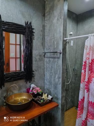 Rong SakAngels Chambres d'hotes的一间带水槽和淋浴的浴室