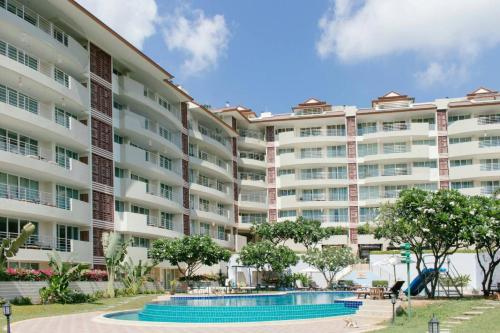 考陶SeaRidge Hua Hin Resort & Poolvilla的一座带游泳池的大型公寓大楼