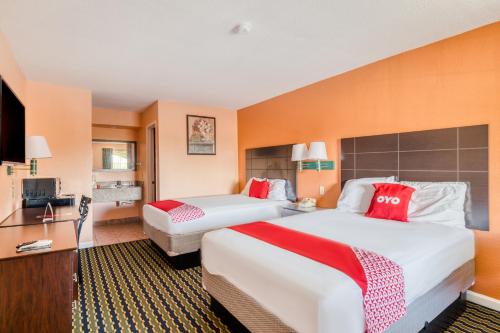 钱诺夫OYO Hotel Channelview I-10的酒店客房设有两张床和电视。