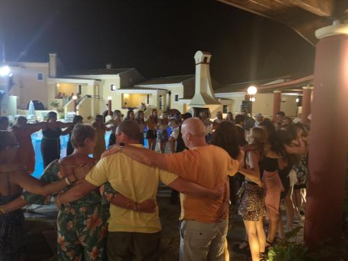 卡沃斯地中海之蓝公寓的一群人晚上站在泳池周围