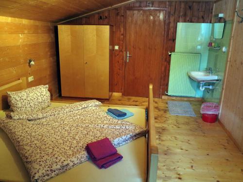 东蒂罗尔地区马特赖斯坦姆弗霍夫酒店的卧室配有床和盥洗盆
