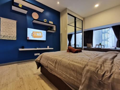 马六甲Thermospace Imperio A-17-19 Melaka City的一间拥有蓝色墙壁和一张大床的卧室