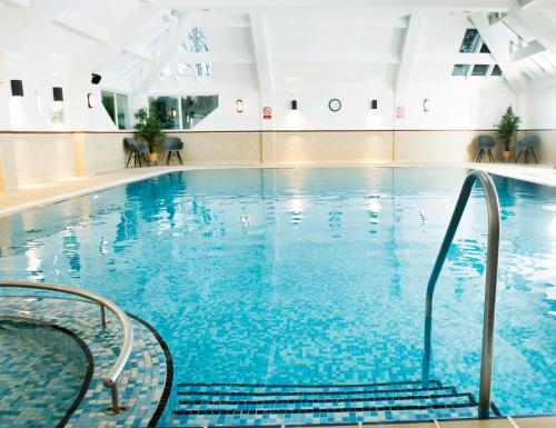卡莱尔维特拉王冠酒店的大楼内的一个蓝色海水游泳池