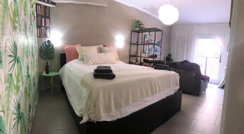 卡隆赫Montserrat的一间卧室配有一张带白色毯子的大床