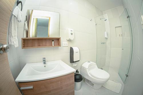 里奥内格罗Hotel Llanogrande Airport的一间带水槽、卫生间和淋浴的浴室