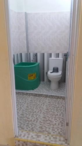 庞越Hotel Surya Utama - Syariah的浴室设有卫生间和绿色垃圾箱