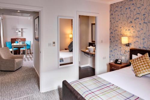 利物浦住桥套房酒店客房内的一张或多张床位