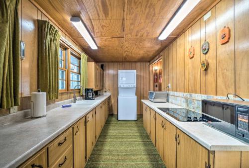 鲁伊多索Ruidoso Cabin with Forest Views and Covered Porch的一个带木制橱柜和冰箱的大厨房