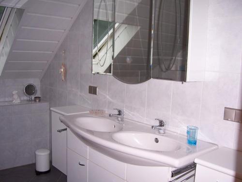 舍瑙Ferienwohnung am Pfaffenfels的白色的浴室设有水槽和镜子