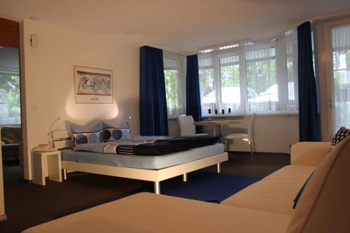 明希维伦BnB im Grossacker的卧室配有一张床和一张桌子及椅子