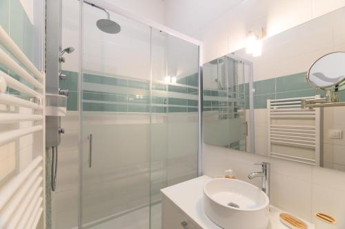 巴黎Daumier - New 2 Bdrs Flat near la Seine的一间带水槽和玻璃淋浴的浴室