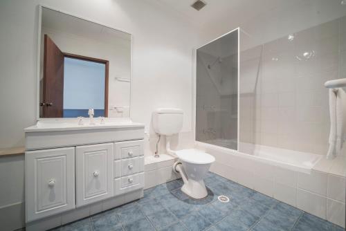 阿沃卡海滩Avoca Beach Hotel的浴室配有卫生间、盥洗盆和浴缸。