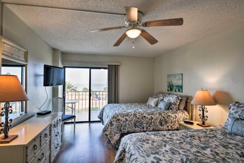 圣徒皮特海滩Coastal Condo with Balcony Walk to Madeira Beach!的一间卧室配有两张床和吊扇