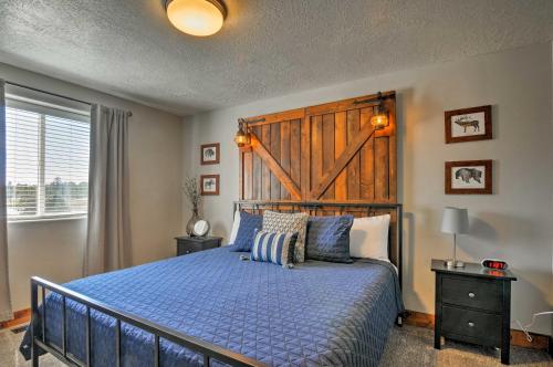 布莱斯峡谷Luxe Home about 2 Mi to Bryce Canyon National Park!的一间卧室配有一张蓝色的床和木制床头板