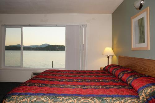 Clearlake Oaks滨海湖汽车旅馆的一间卧室设有一张床和一个大窗户