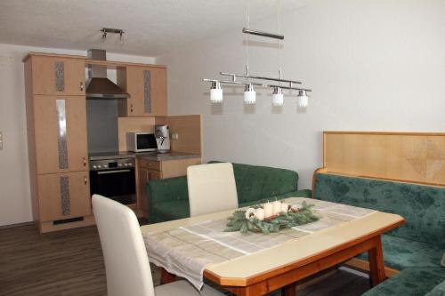 芬德尔斯豪斯海德伦酒店的客厅以及带桌子和沙发的厨房。