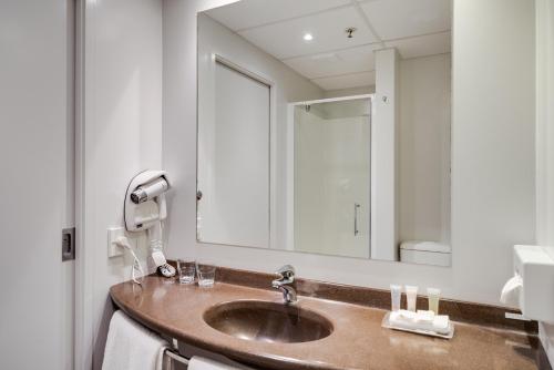 罗托鲁瓦罗托鲁阿宜必思酒店的一间带水槽和大镜子的浴室