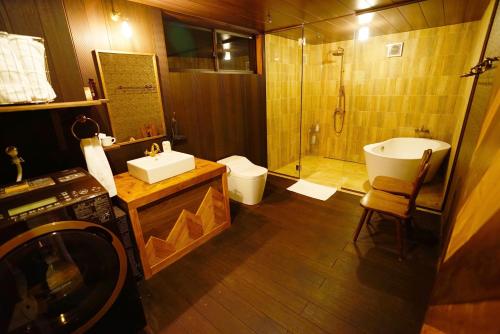 小谷村HAKUBA LODGE OMUSUBI的一间带水槽、淋浴和卫生间的浴室