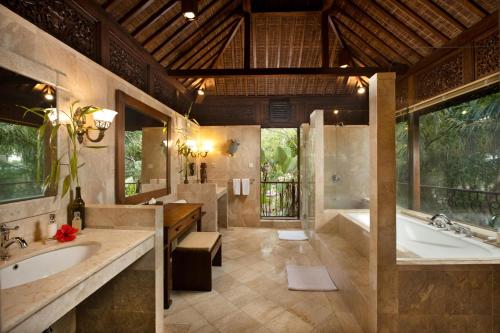帕洋安Ayung Resort Ubud的浴室配有两个盥洗盆和浴缸。