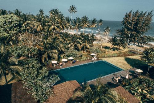 跋麒Nana Beach Hotel & Resort的享有游泳池和海滩的上方景色