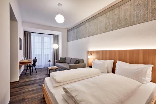 丘萨Hotel Walther v.d. Vogelweide Superior的酒店客房配有两张床和一张书桌
