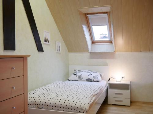 马尔贝格Ferienwohnung Eva-Maria的一间小卧室,配有床和窗户