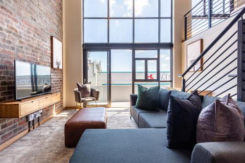开普敦Urban Artisan Luxury Suites by Totalstay的带沙发和电视的客厅