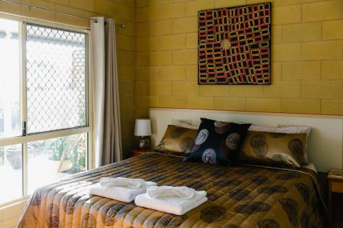 谭伯连山袋鼠岭隐居住宿加早餐旅馆的一间卧室配有带毛巾的床