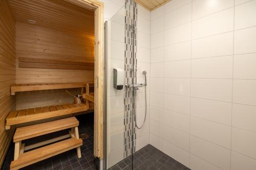 萨拉萨拉邓图里图瓦特酒店的带淋浴和卫生间的桑拿浴室