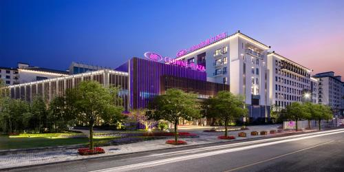 桐乡乌镇皇冠假日酒店的一面有紫色标志的建筑
