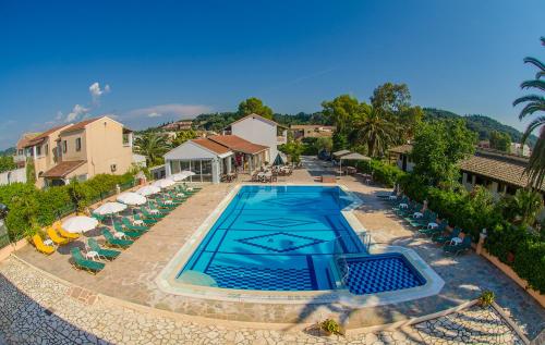 斯达林Takis Apartments的度假村游泳池的图片