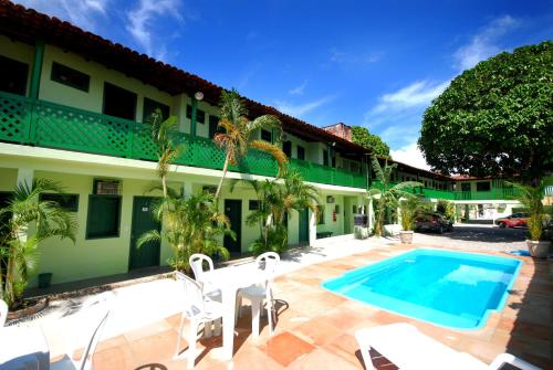 塞古罗港Pousada Tapuia的享有酒店庭院和游泳池的景色