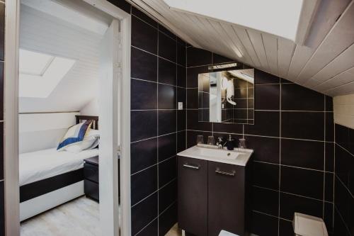 美贝尔拉塔沃恩酒店的一间带水槽的浴室和一张位于客房内的床