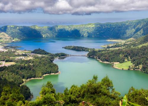 圣维森特费雷拉Vila Viegas的享有高山湖泊的空中景致