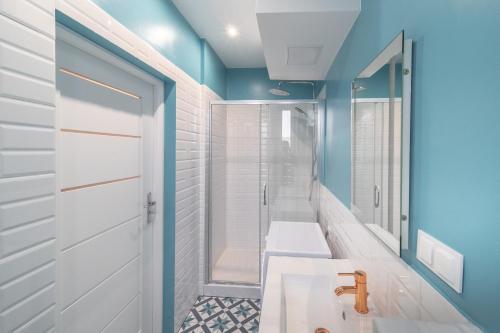 奥普尔Around the World Vision Apartment - Centrum的浴室配有白色水槽和淋浴。