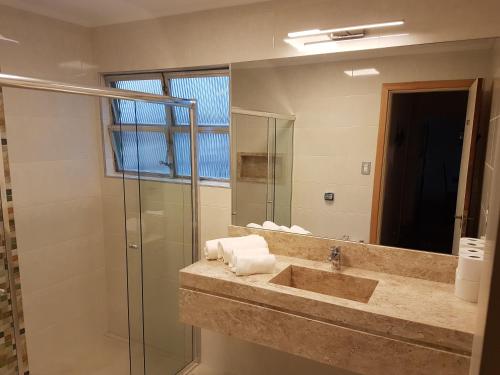 桑托斯Apartamento em frente a Praia do Embaré - Santos的一间带水槽和镜子的浴室