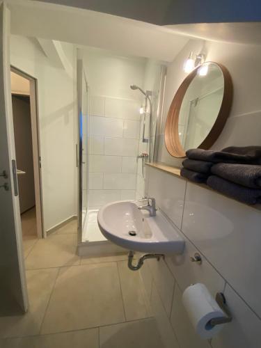 布伦瑞克BS Living Ap am Zoo的白色的浴室设有水槽和镜子