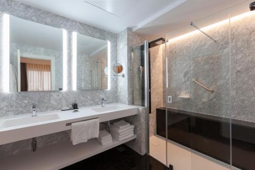里阿本酒店的一间浴室