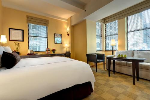 纽约图书馆酒店 - 图书馆酒店集团的酒店客房设有一张大床和一张书桌。