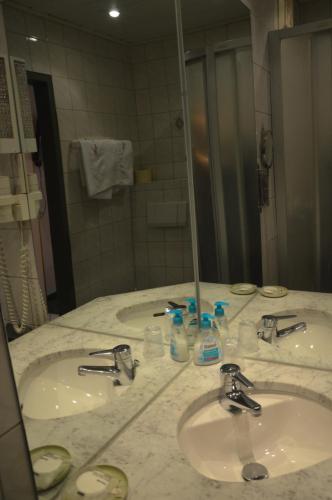 蓬高圣约翰弗雷豪斯酒店的一间带三个水槽和大镜子的浴室