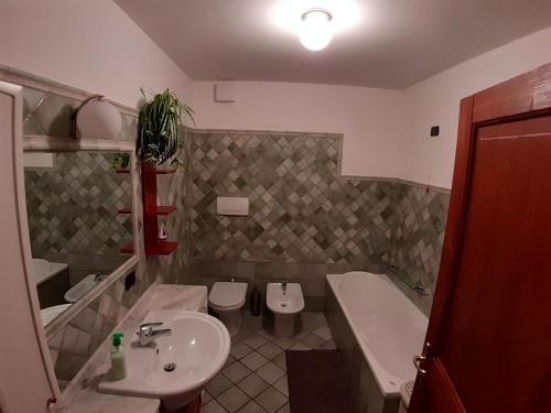 蒙克拉西科Appartamento a Dimaro in Val di Sole的一间带水槽、浴缸和卫生间的浴室