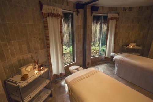 科苏梅尔Iberostar Cozumel - All Inclusive的一间卧室设有两张床和一个水槽,窗户