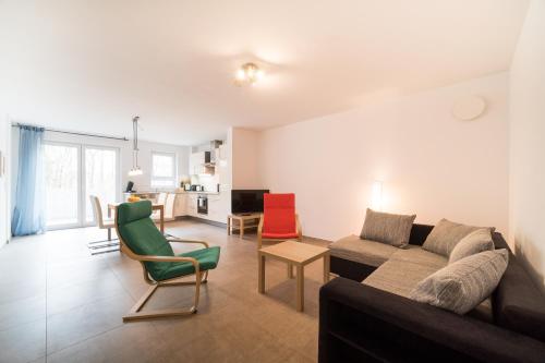 威斯巴登Townus Apartments Wiesbaden的客厅配有沙发和椅子