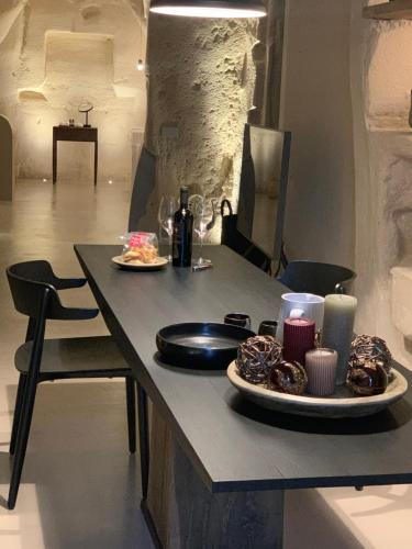 马泰拉StageROOM02 - Matera的一张桌子,上面放两盘甜甜圈和蜡烛